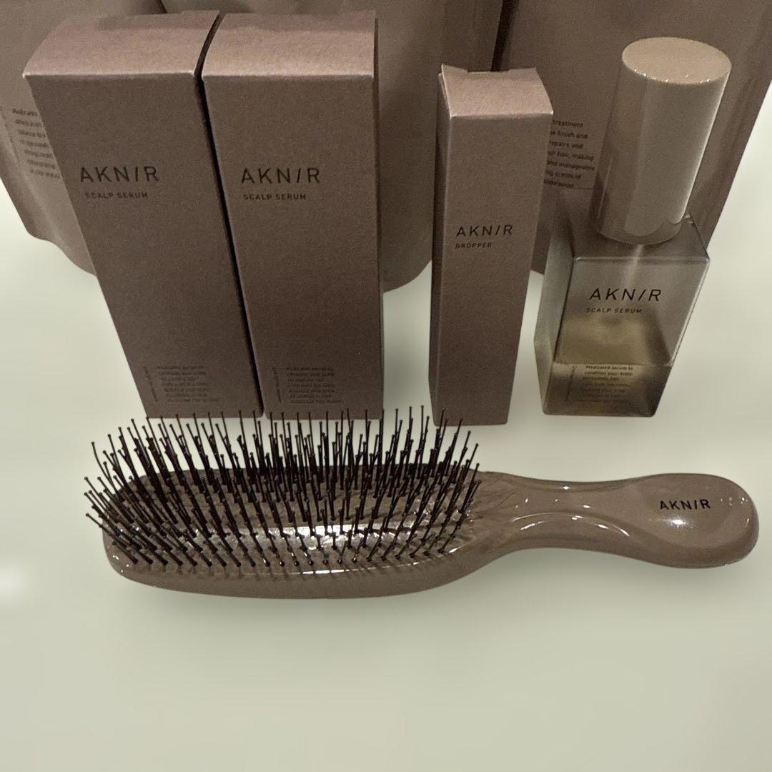 【新品未使用】AKNIR シャンプー・トリートメント・スカルプセラム、ブラシ付き