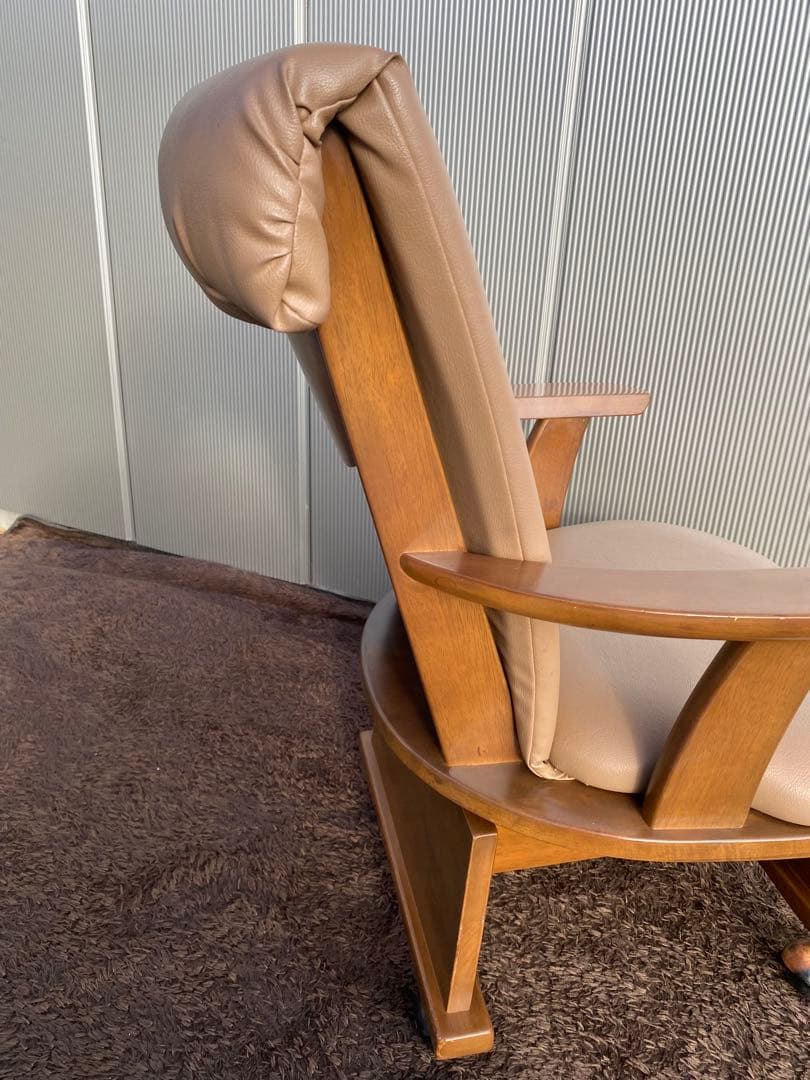 ベージュの木製アームチェア (キャスター付き)ヴィンテージ　レトロ