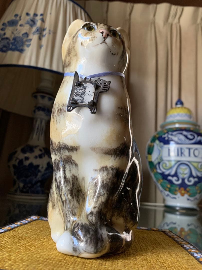 ケンジントンキャット　高さ21㎝の銀の猫ペンダント付けた可愛い￼猫ちゃん！