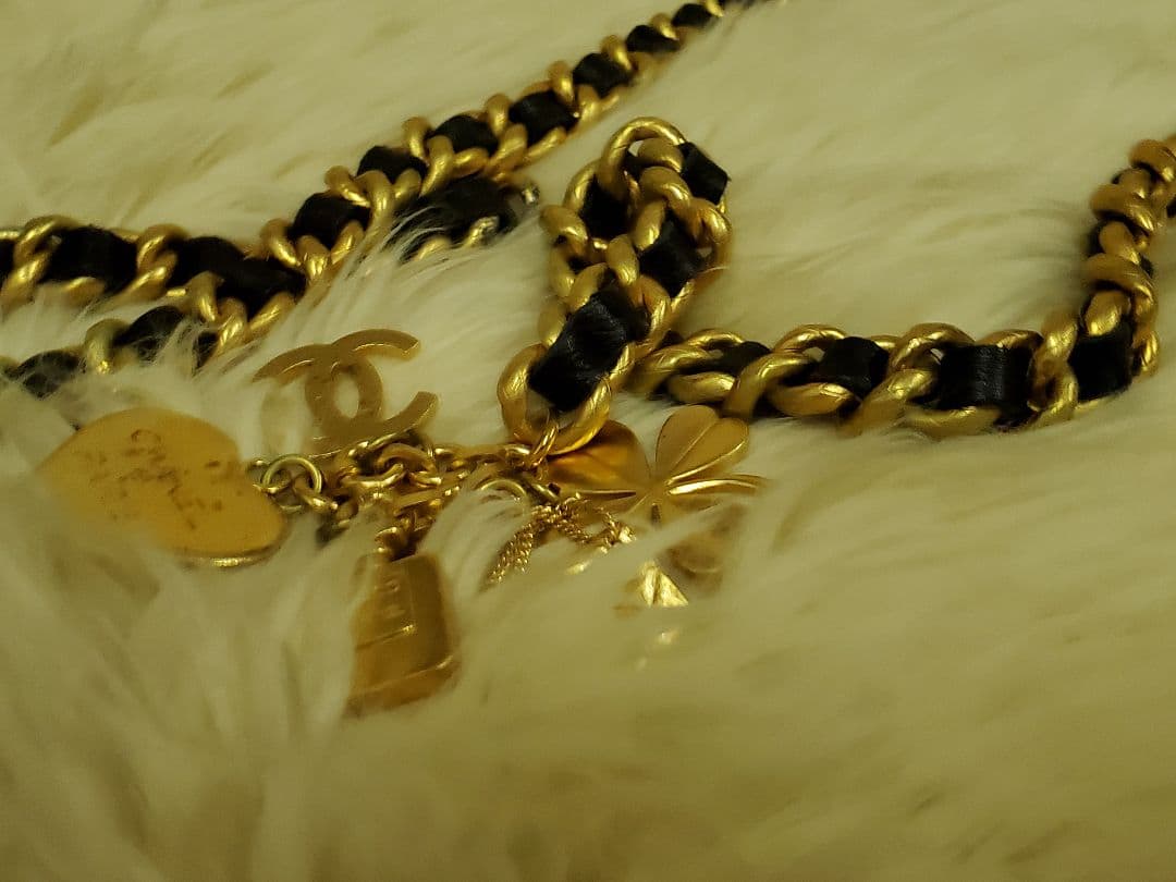 CHANEL シャネル　ゴールドチェーンベルト チャーム付き