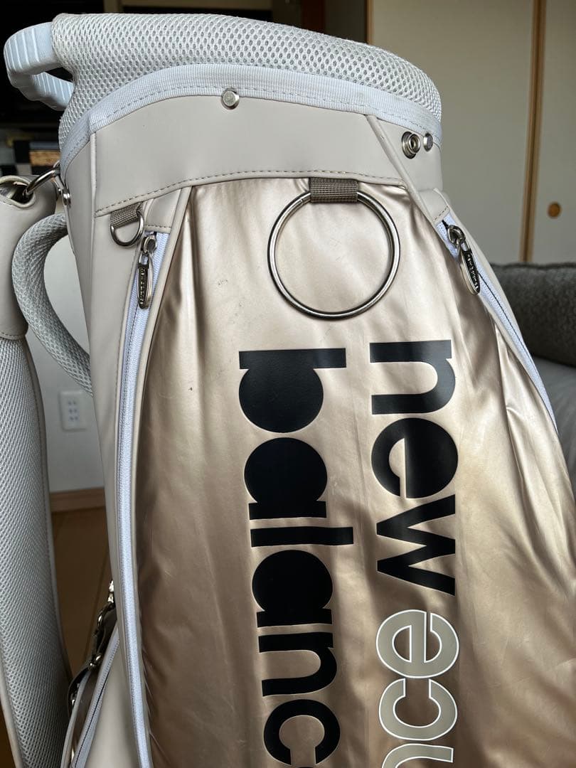 完売品良品ニューバランス　キャディバッグ 9型 レディース　2023 フード無