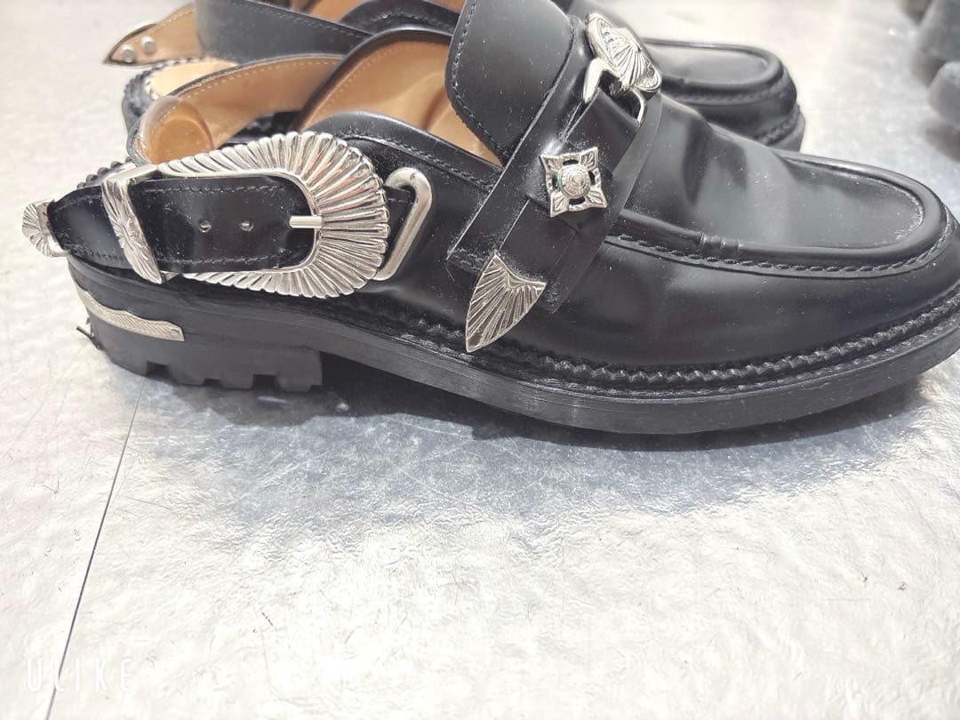 TOGA PULLA ローファー バックル付き メタル