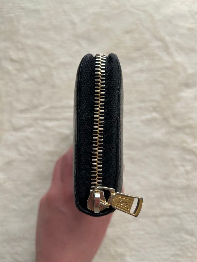 イヴサンローラン 長財布 カサンドラロゴ 刺繍 ラウンドファスナー 黒