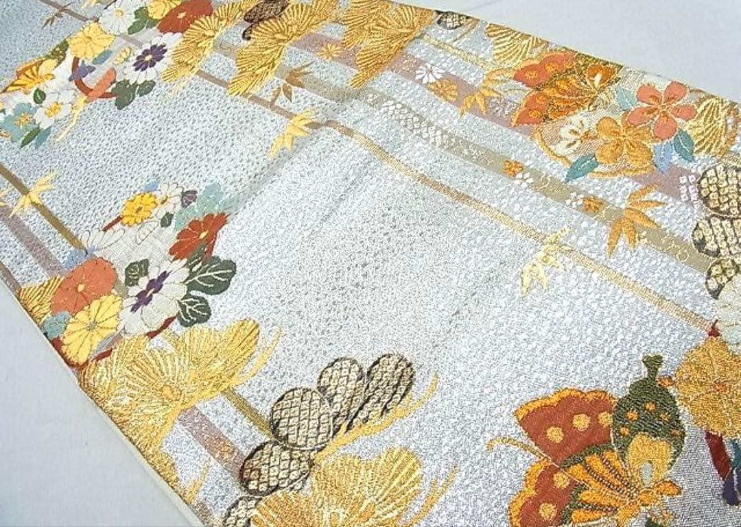 振袖フルセット６点サイズM〜L振袖 正絹仕付け糸、紫色の花柄未使用　新古品