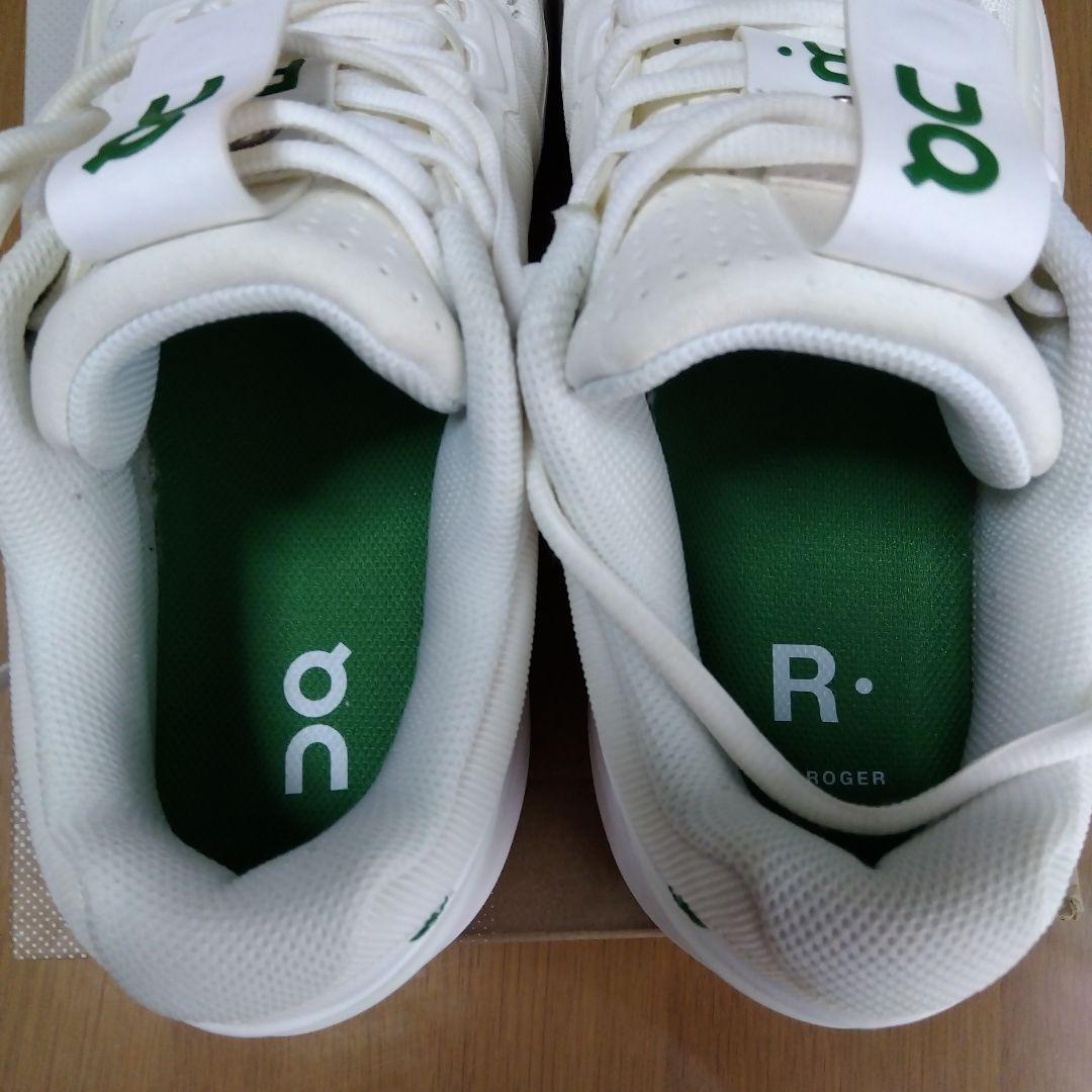 On THE ROGER Pro27センチ ホワイト/グリーン