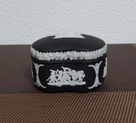 ウェッジウッド・ジャスパーブラック 蓋付小物入れ