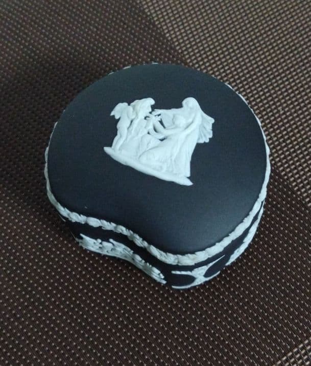 ウェッジウッド・ジャスパーブラック 蓋付小物入れ