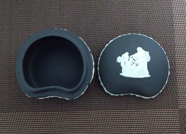 ウェッジウッド・ジャスパーブラック 蓋付小物入れ