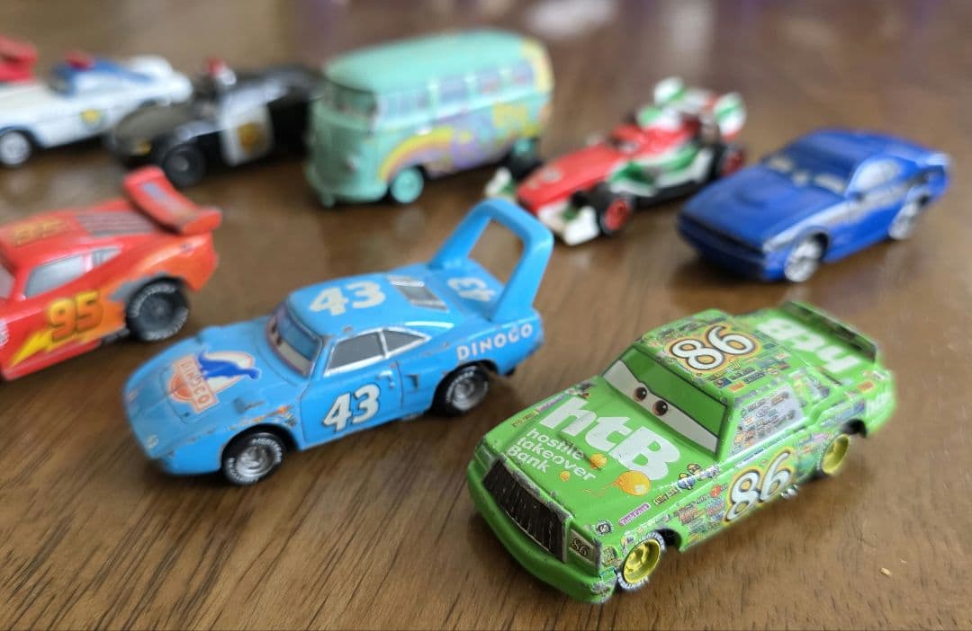 トミカまとめ売り　75台＋パーキングケース2ケース