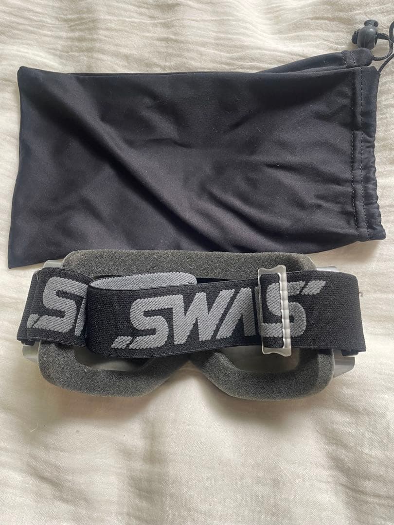 スキーウェア上下にグローブとゴーグル