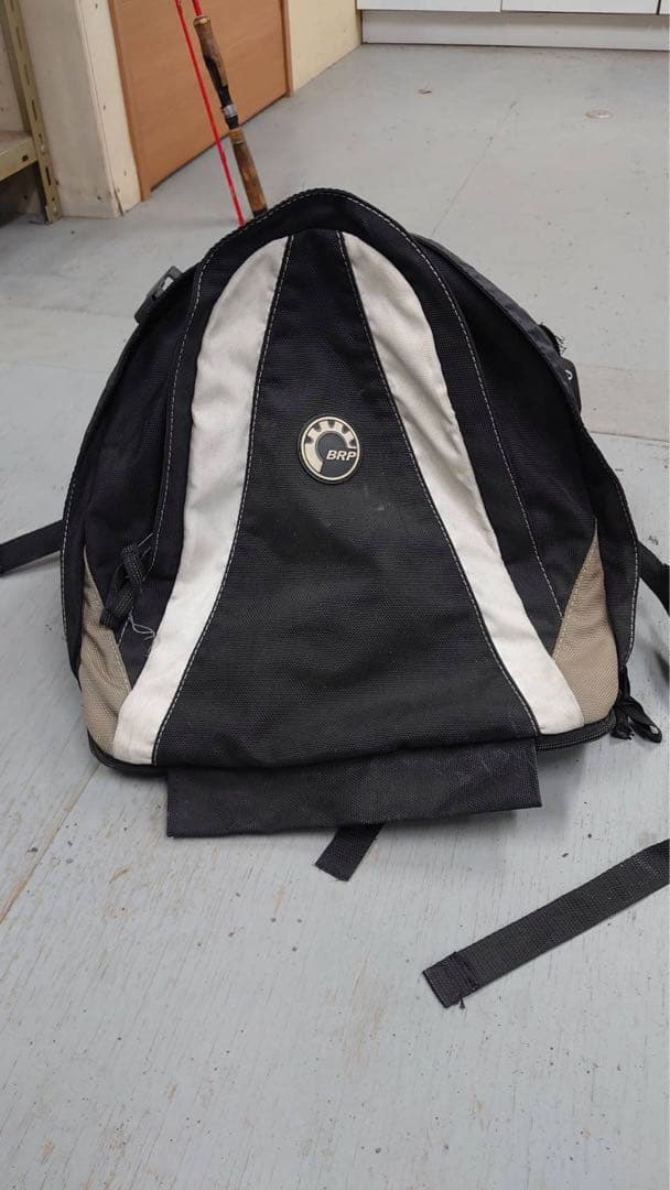 スキードゥー　SkiDoo 40リットル バッグ シャベル用コンパートメント付き