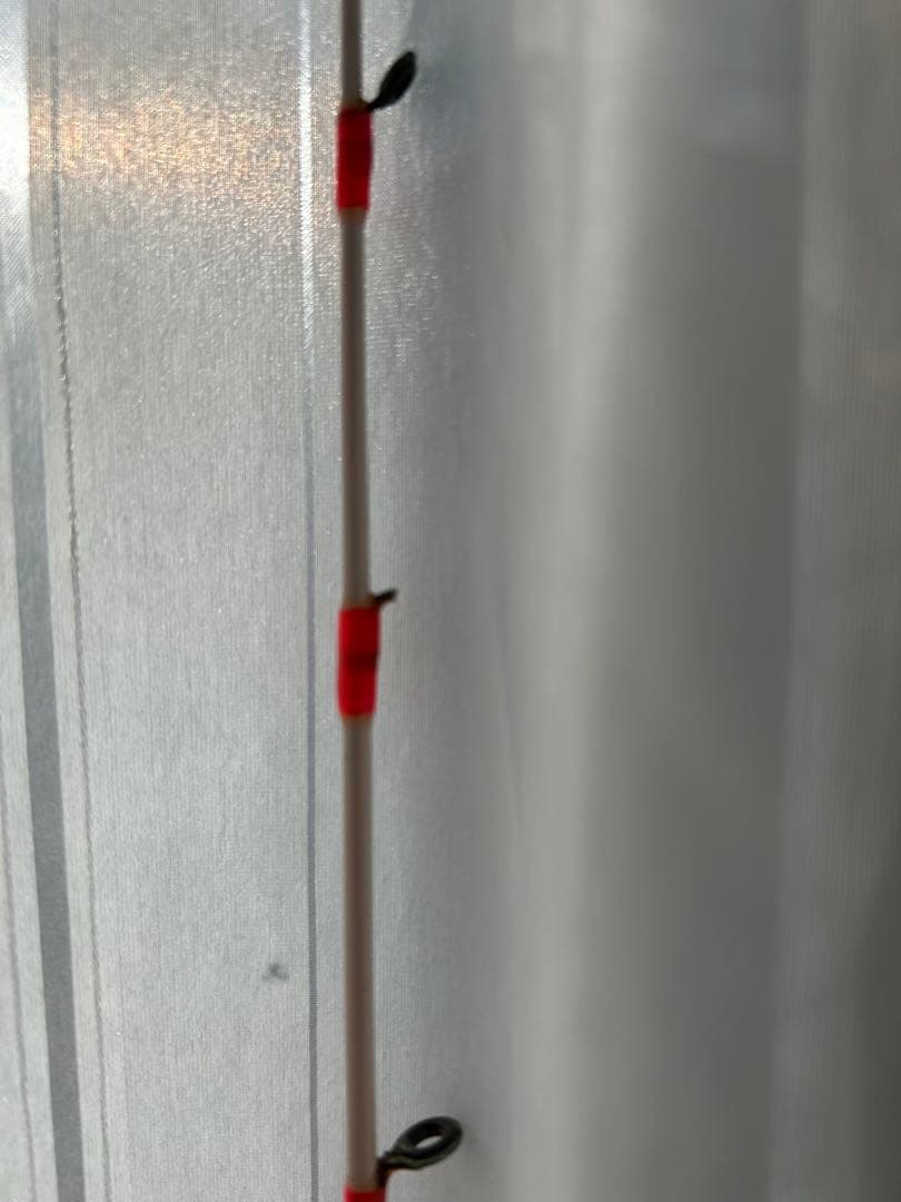 【美品】【ジャンク品】￼釣竿　底もの用￼赤いスピニングロッド