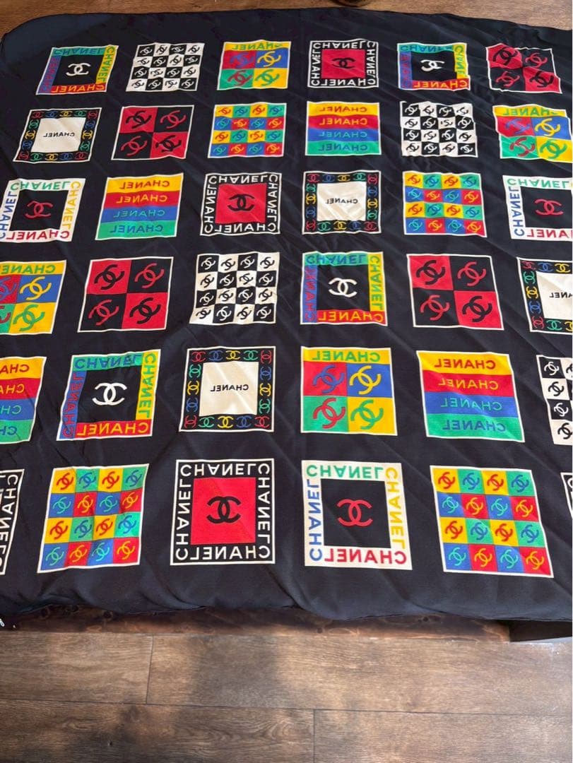 【極美品】CHANEL カラフルシルクスカーフ　ブラックベース　タグ付き