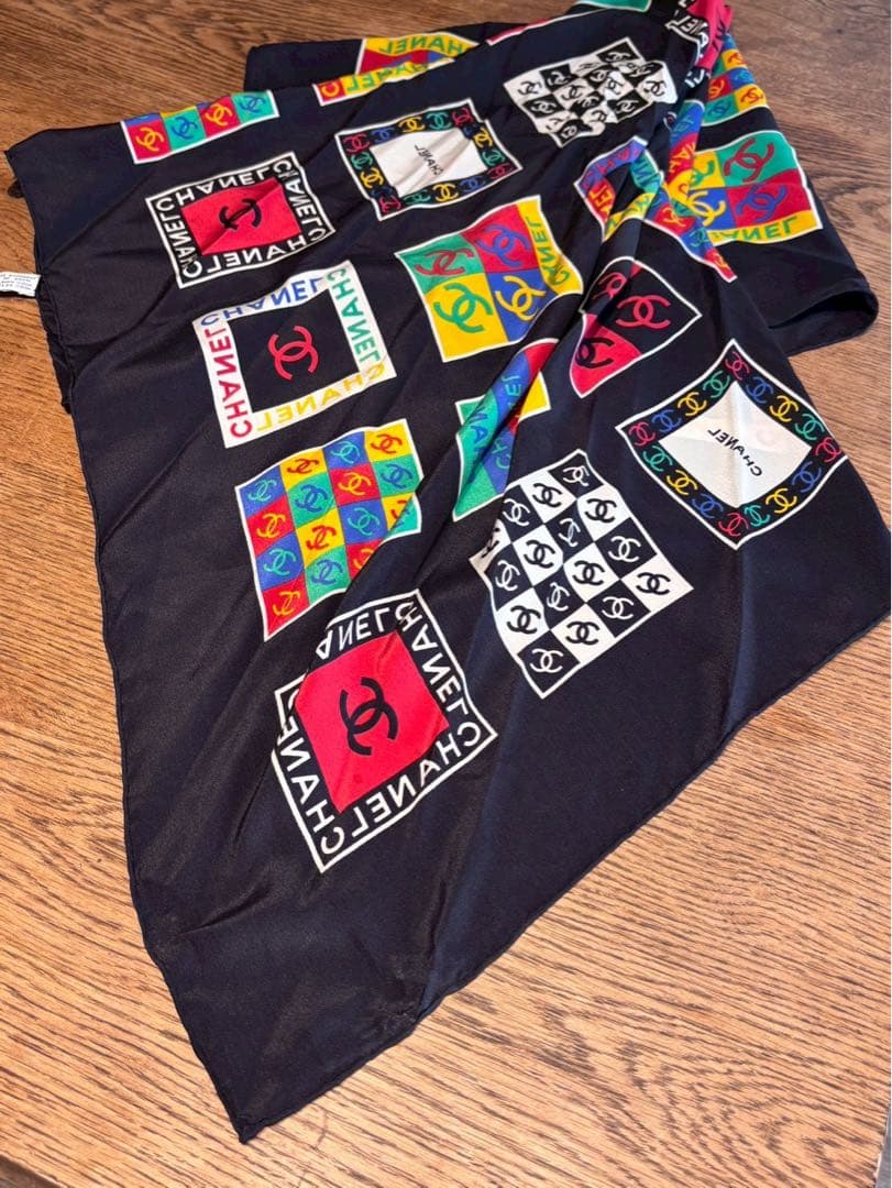 【極美品】CHANEL カラフルシルクスカーフ　ブラックベース　タグ付き
