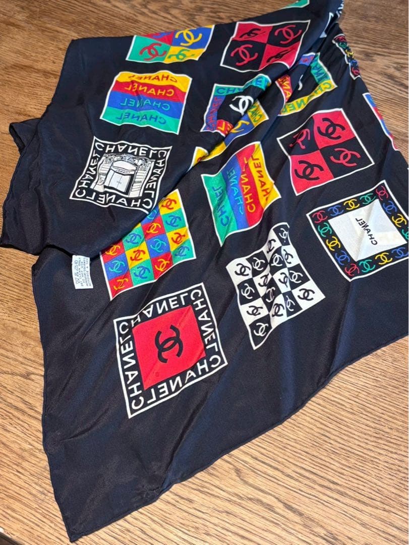 【極美品】CHANEL カラフルシルクスカーフ　ブラックベース　タグ付き