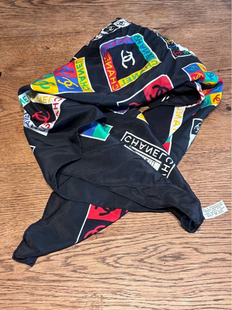【極美品】CHANEL カラフルシルクスカーフ　ブラックベース　タグ付き