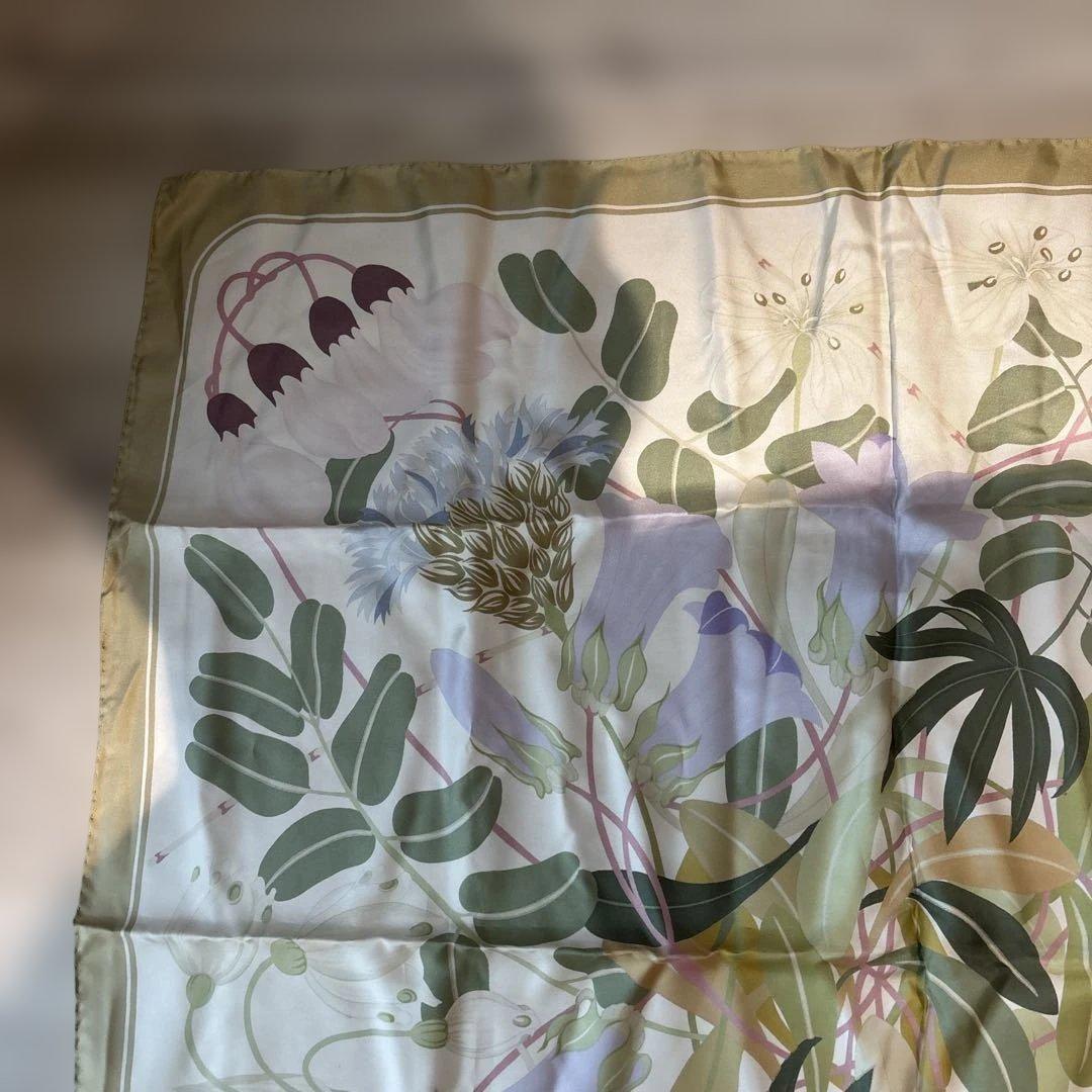 エルメス　HERMES 90カレ　スカーフ　ギリシャの花　花柄　大判 シルク