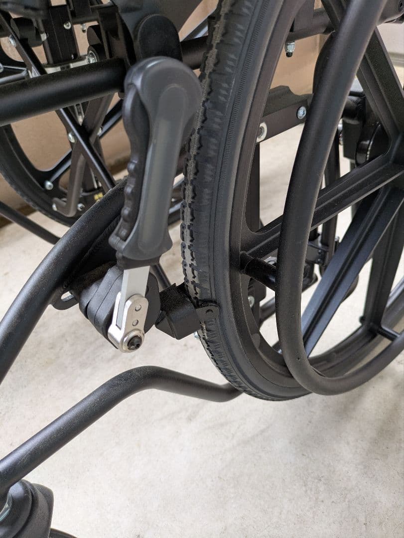 【自走式 耐荷重130kg】ミキKJP-5・大型車椅子・ノーパンクタイヤ・折畳み