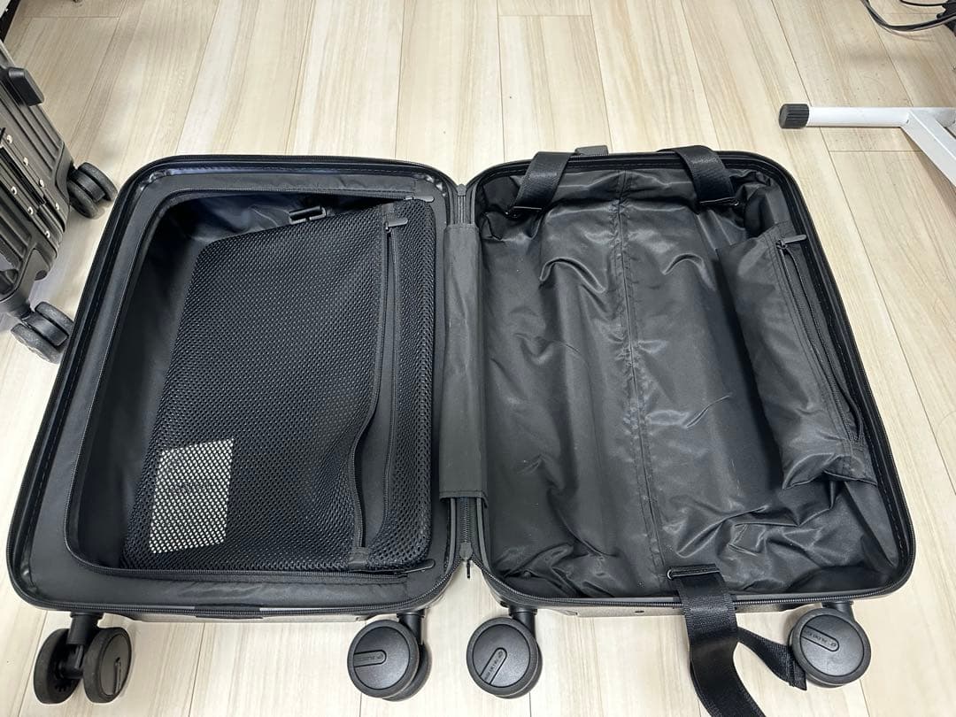 ※ラミ　AUCENTIC ESSENTIAL LUXE SUITCASE
