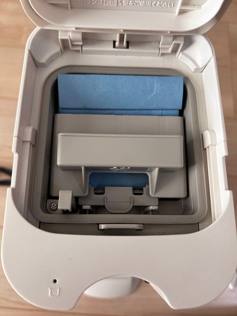 Panasonic コードレス掃除機　2022年製(純正紙パック12枚付き)