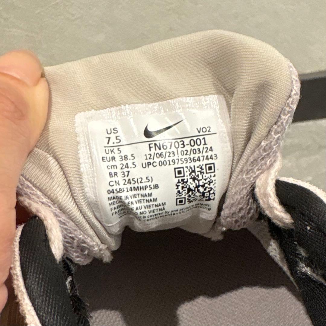 美品 NIKE FN6703-001 スモーキーピンク スニーカー 24.5cm