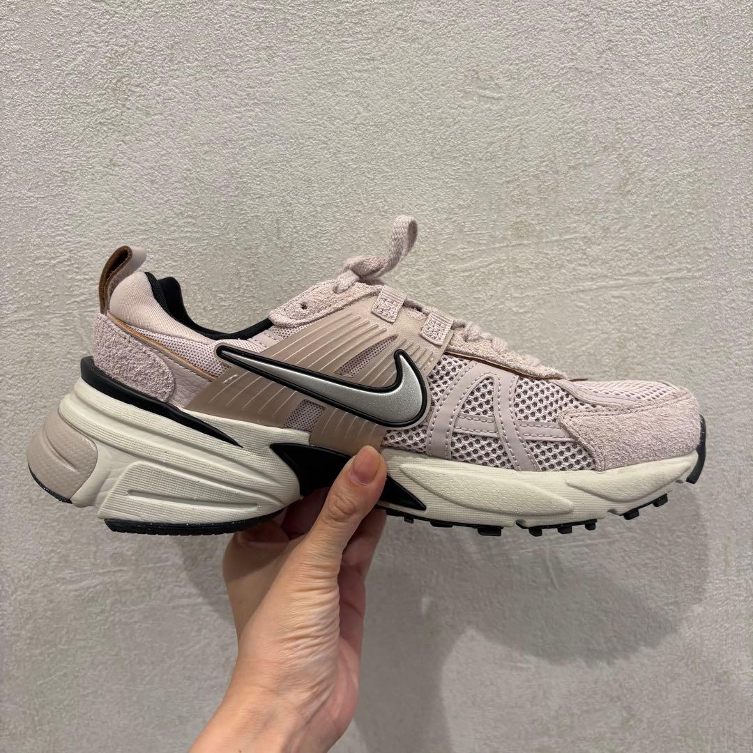 美品 NIKE FN6703-001 スモーキーピンク スニーカー 24.5cm