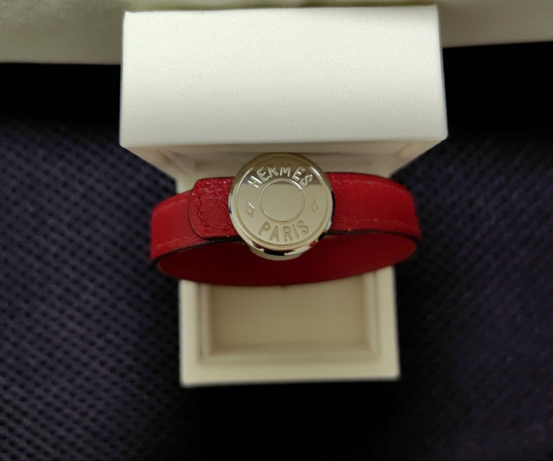 年末セール‼️HERMÈS レザーロゴ入り ブレスレット