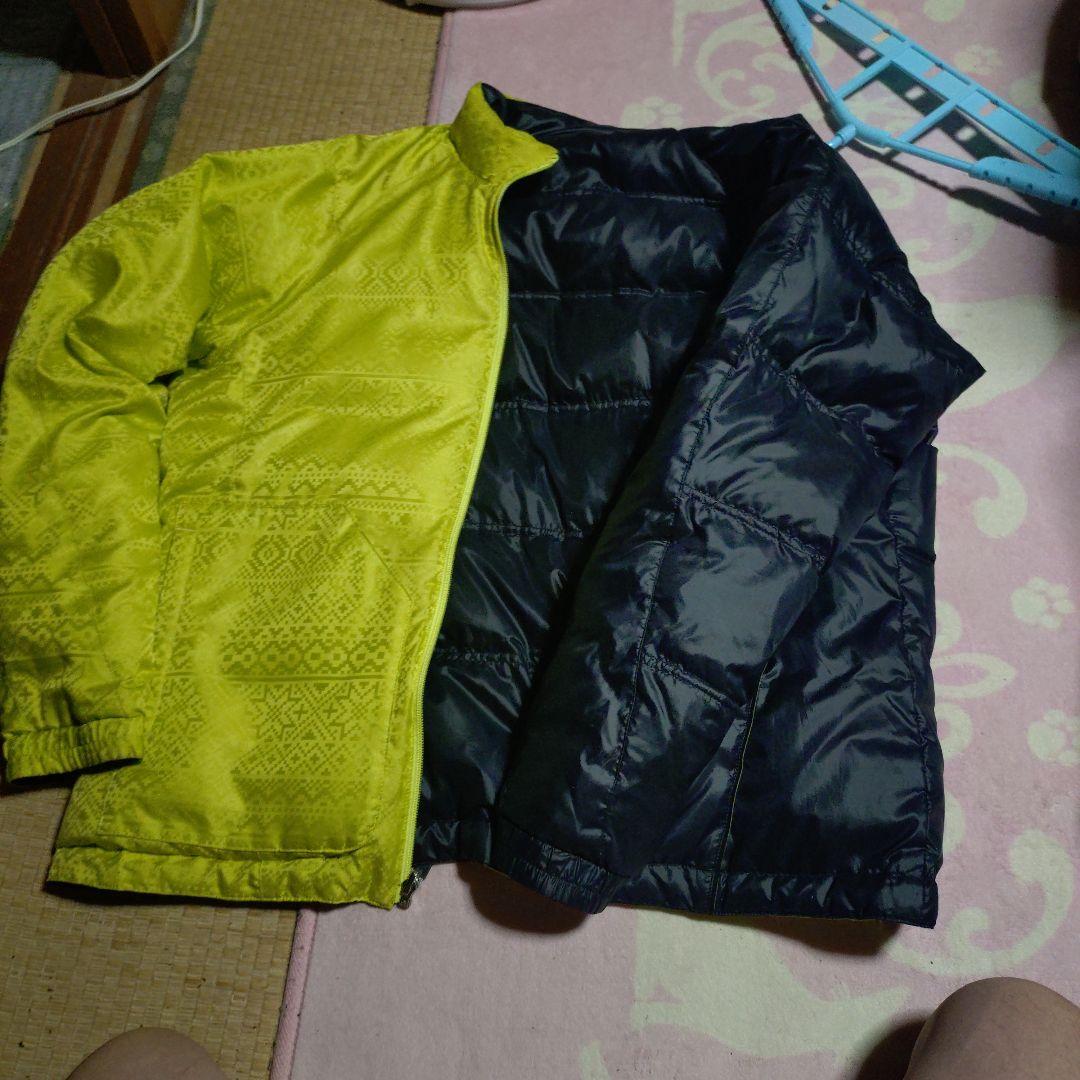 マンシングウェア、リバーシブルのブラック＆蛍光グリーンイエローのダウンジャケット