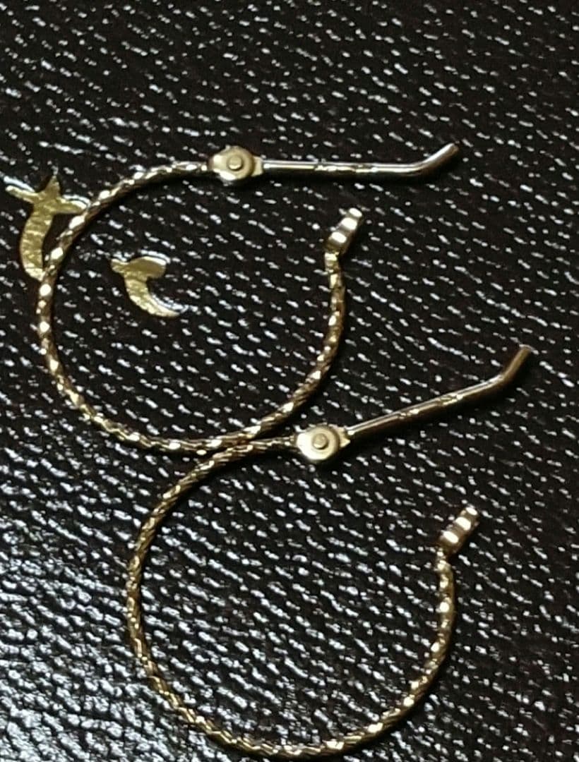 agete ゴールド ツイストデザイン ピアス　k10　1.5cm