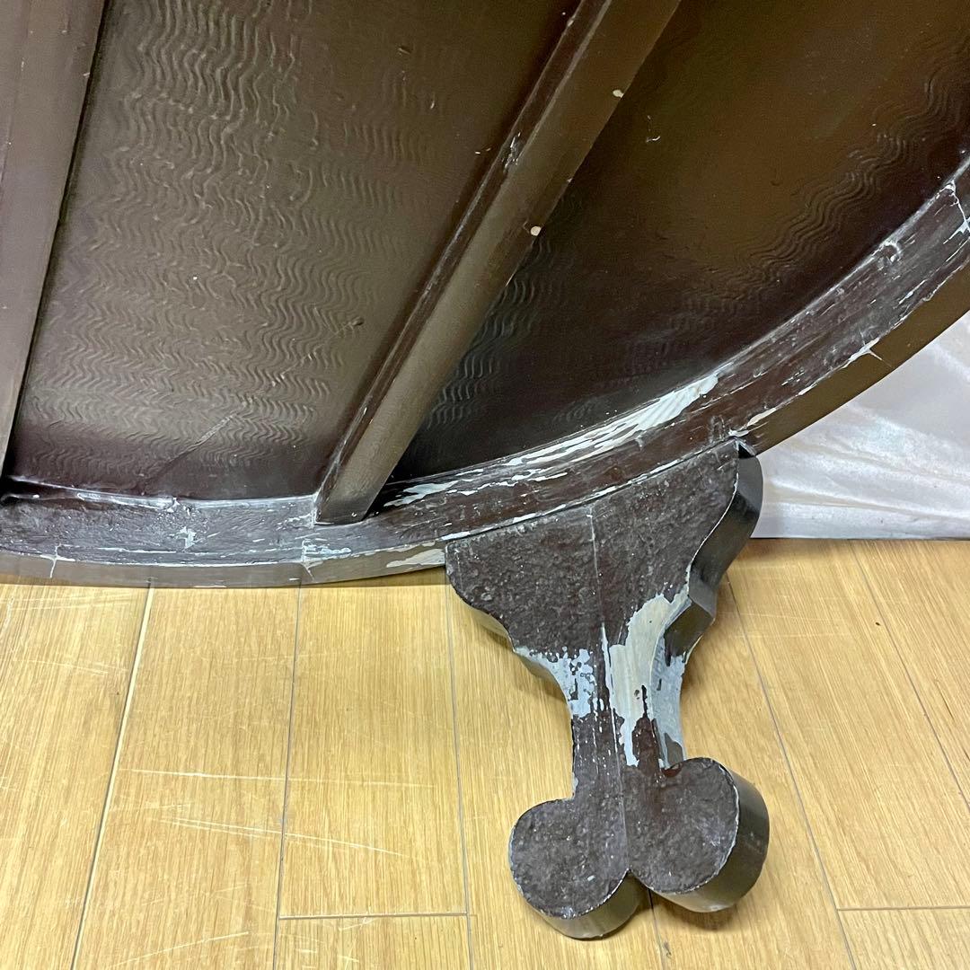 古い漆芸の円卓