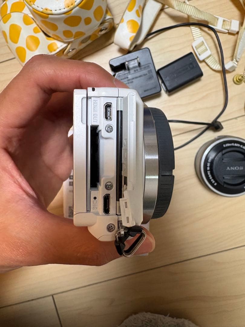 SONY α5100 ミラーレス一眼 ホワイト レンズ無し