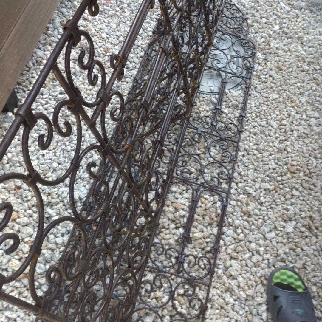 モロッテリアを代表する定番アイテム、アイアン製のパーティションです。1番目