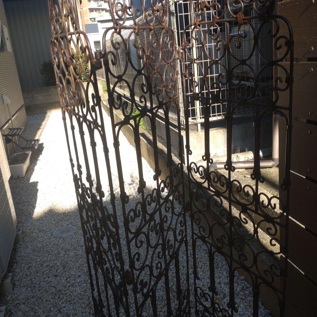 モロッテリアを代表する定番アイテム、アイアン製のパーティションです。1番目