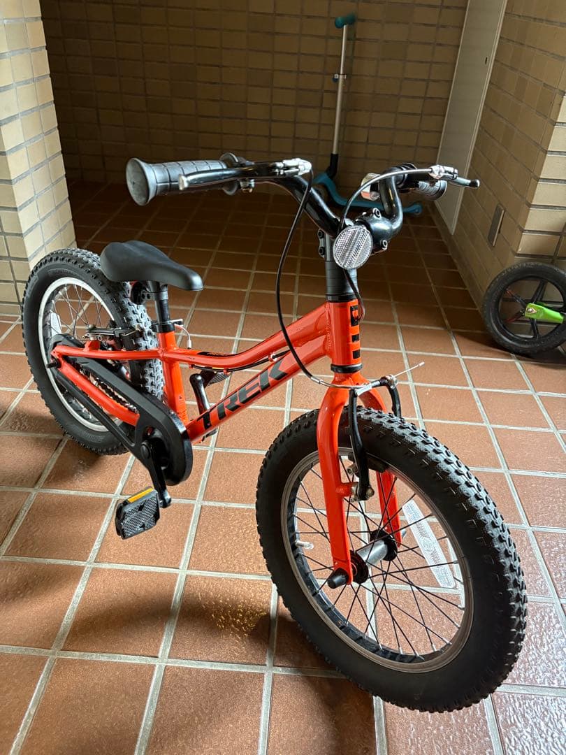 TREK トレック 16インチ 送料込み 全て純正品　補助輪&スタンド付き♪