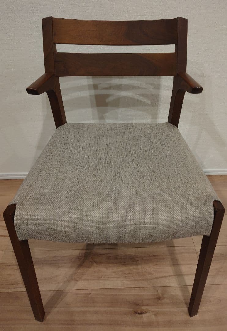 ダイニングチェア（半肘付き）「シネマ」ウォールナット材/PVC