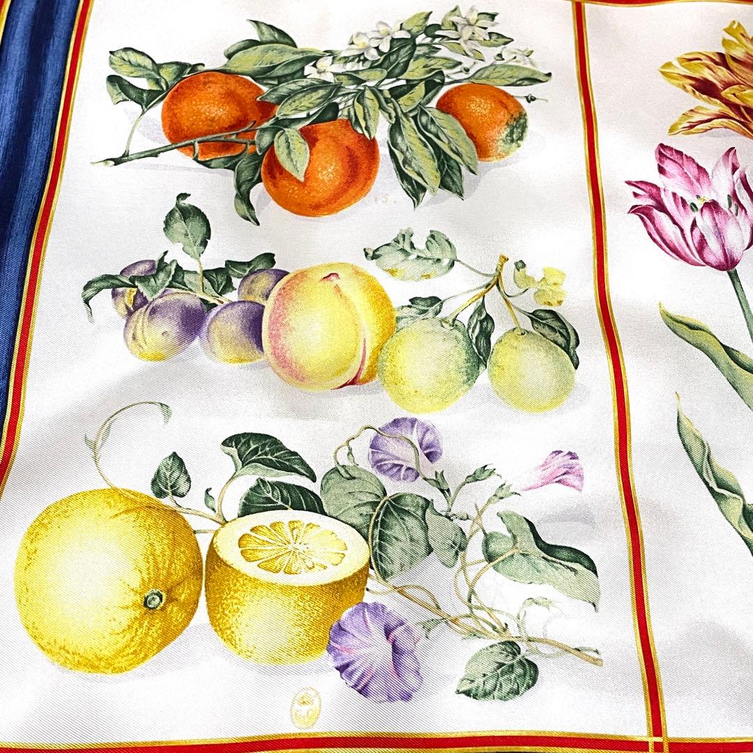 GUCCI大判シルクスカーフ　フルーツと花　赤縁取り