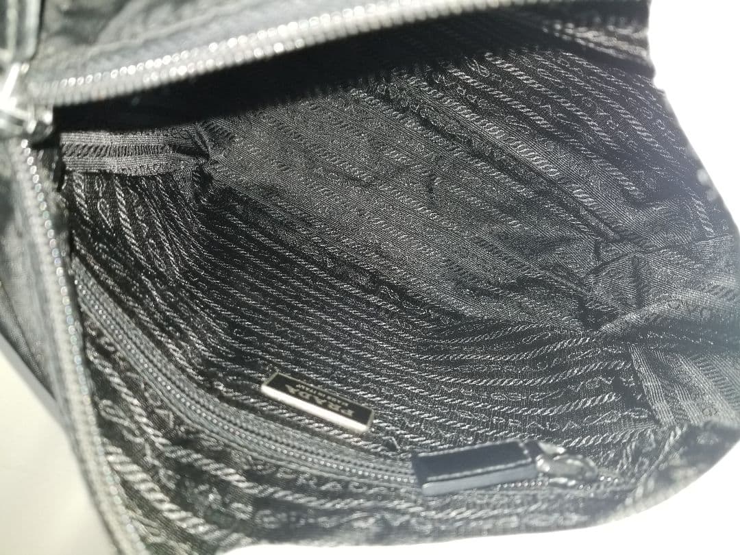 PRADA ブラック ショルダーバッグ 三角プレート 斜め掛け ナイロン