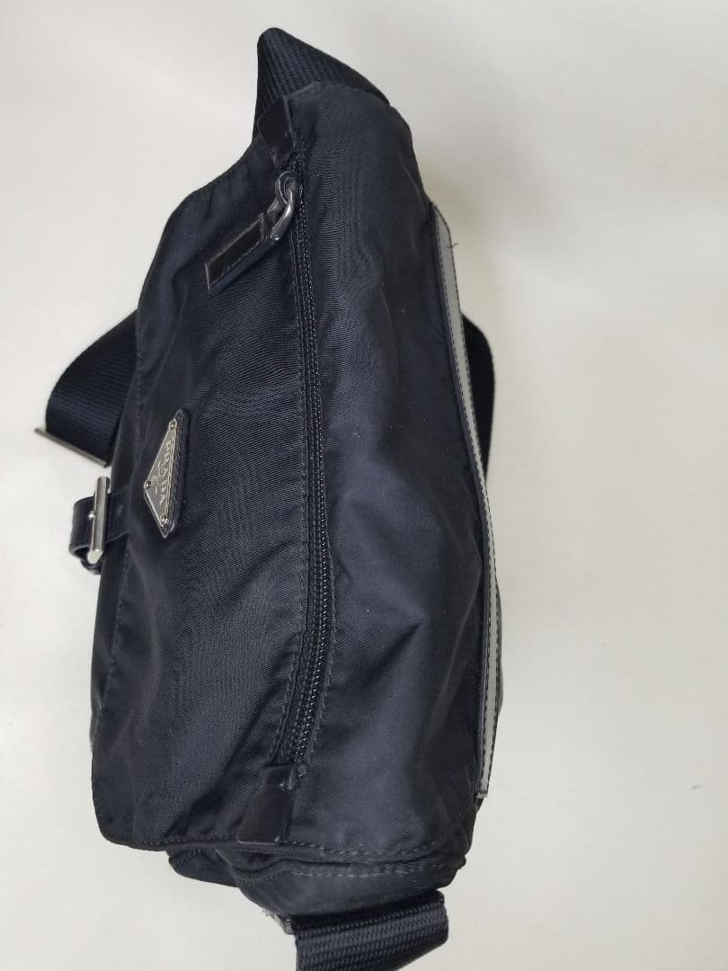 PRADA ブラック ショルダーバッグ 三角プレート 斜め掛け ナイロン