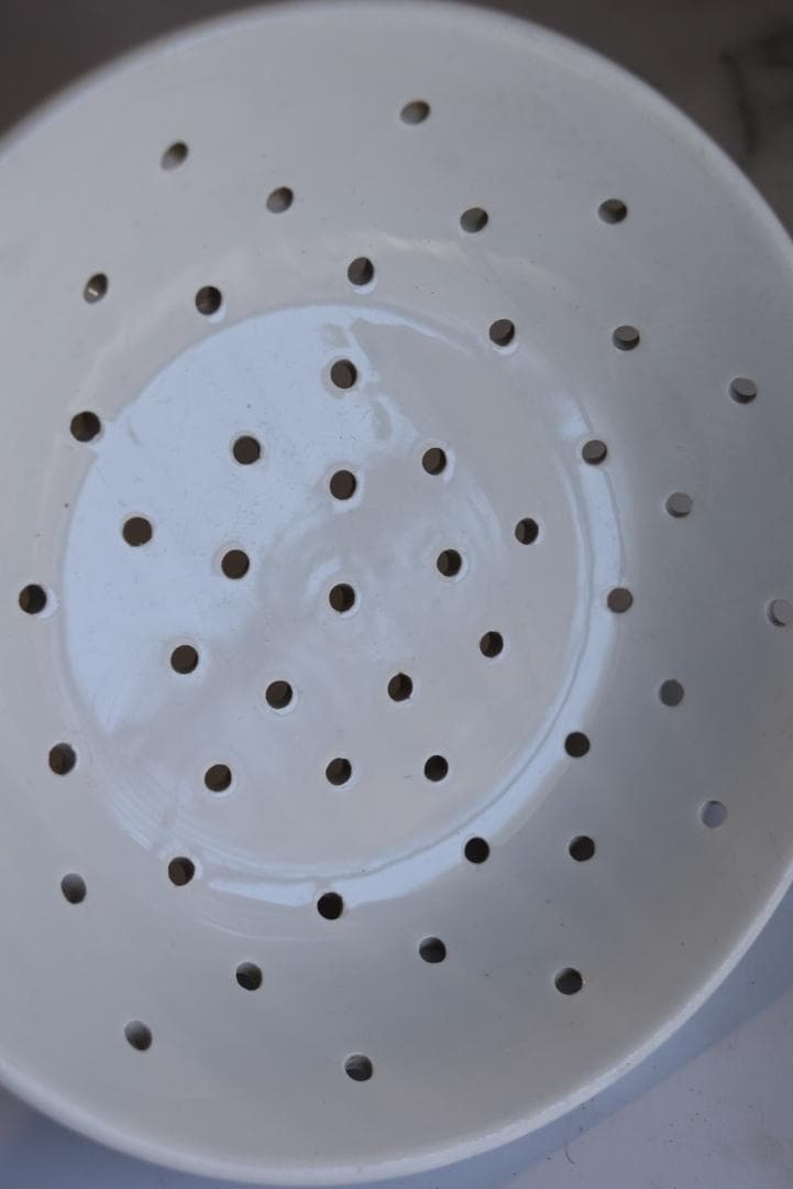 サルグミンヌ窯　白釉　水切り皿　艶があります　フランスアンティーク