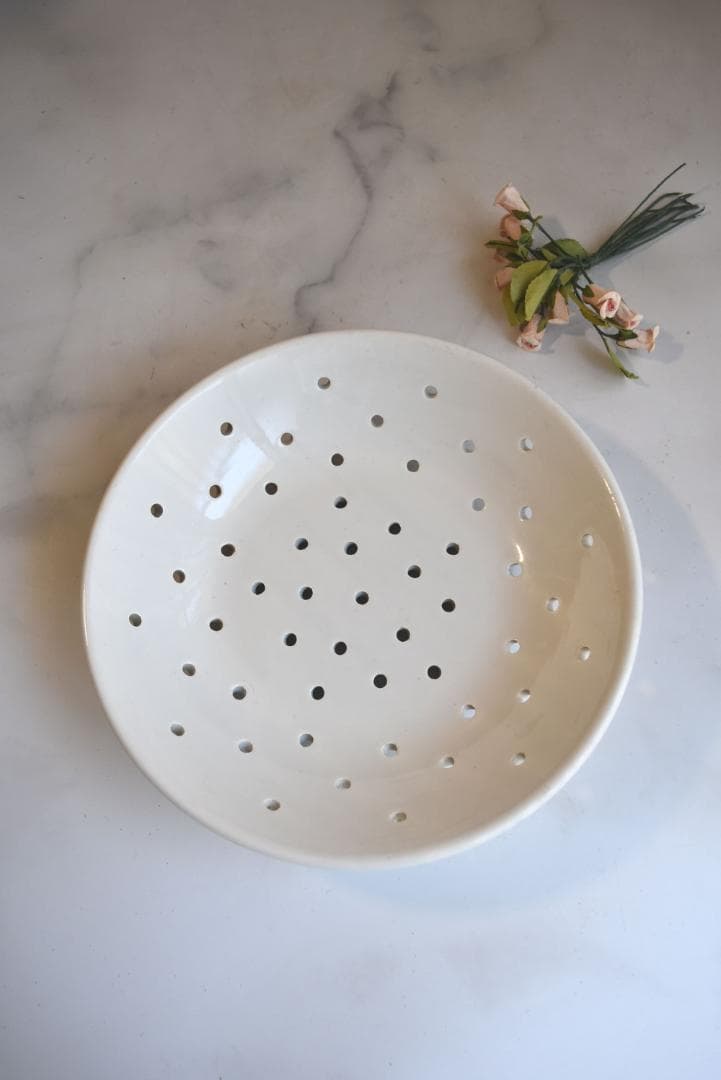 サルグミンヌ窯　白釉　水切り皿　艶があります　フランスアンティーク