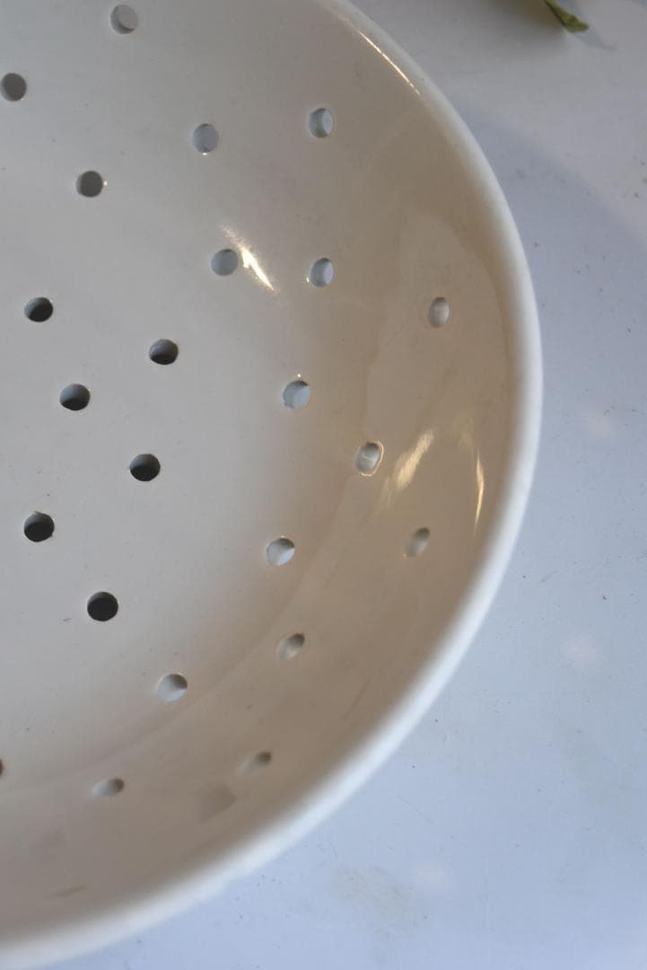 サルグミンヌ窯　白釉　水切り皿　艶があります　フランスアンティーク