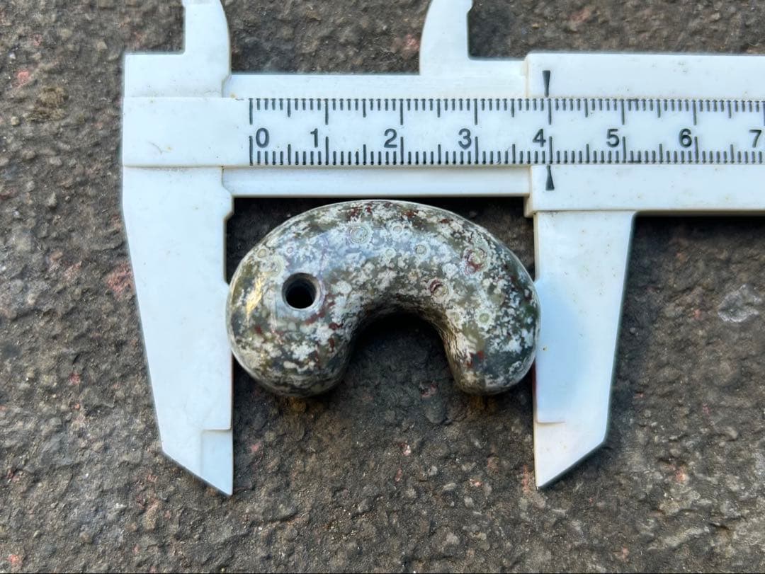 錦石　花紋石勾玉