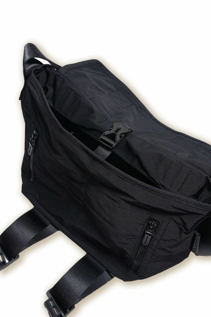 【極美品】AMIACALVA　アミアカルヴァ　Messenger Bag　S　黒