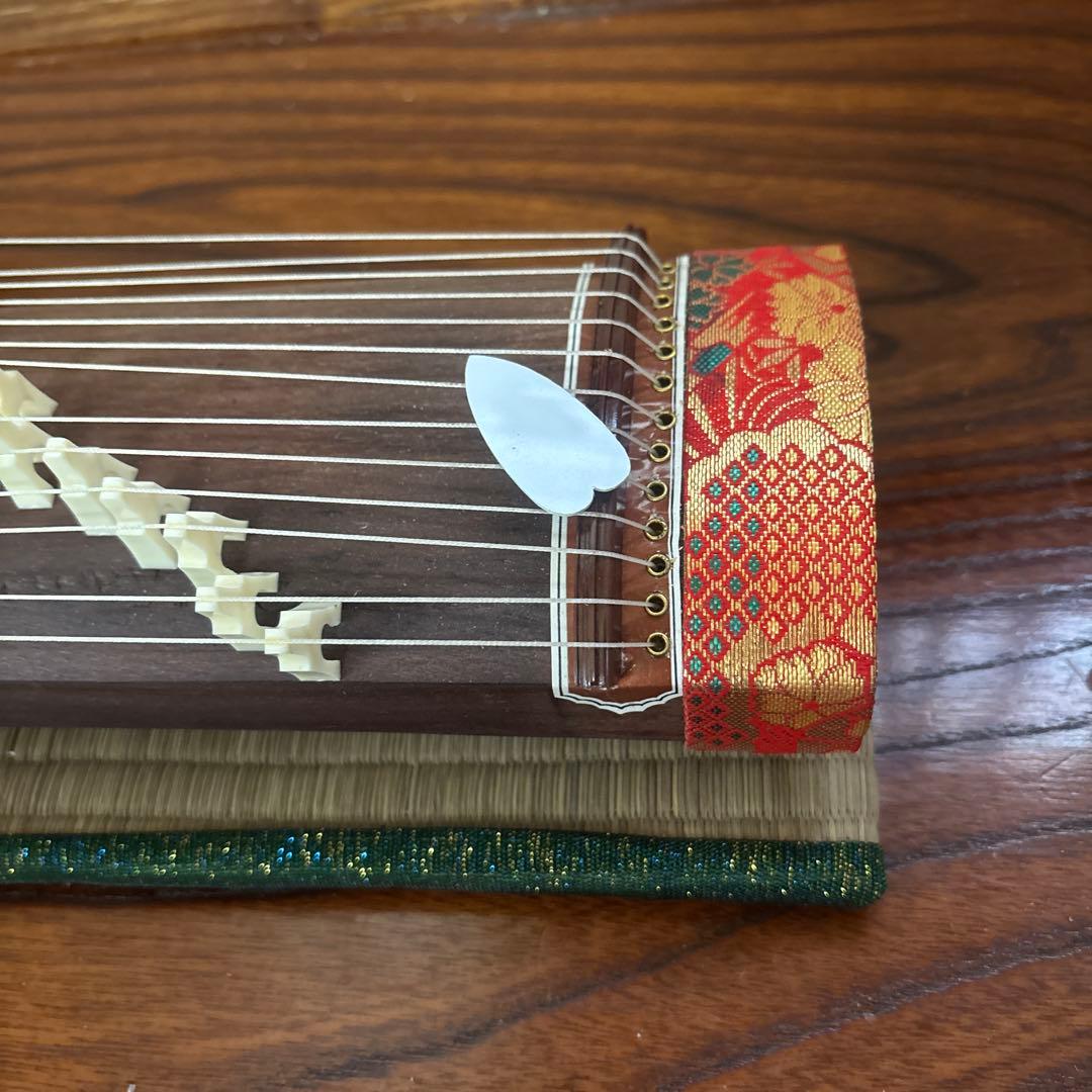 ミニ琴　ミニ三味線　和楽器13絃の箏と三味線。