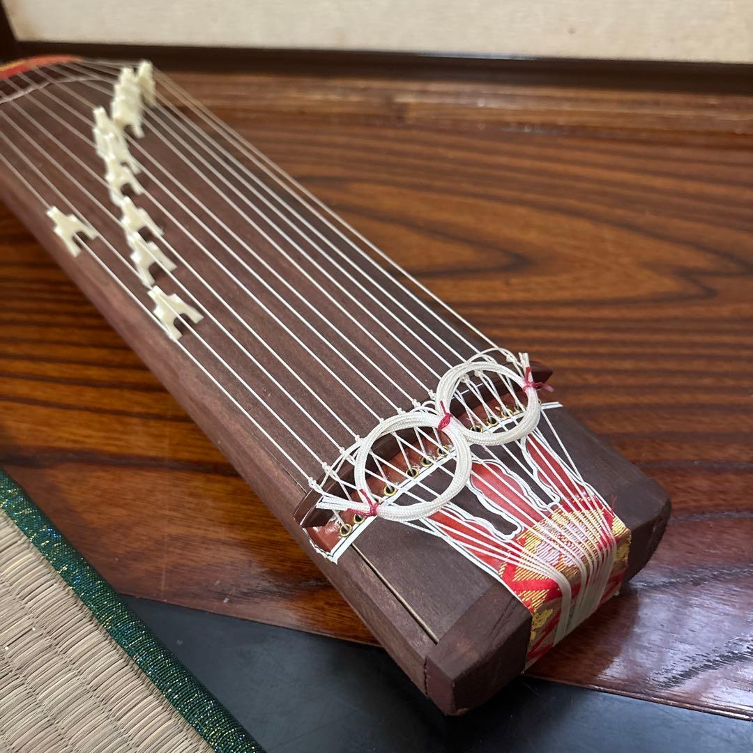 ミニ琴　ミニ三味線　和楽器13絃の箏と三味線。