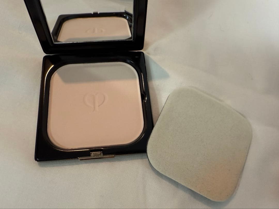 クレドポーボーテ　プードルコンパクトエサンシエルn・ヴォワールコレクチュールn