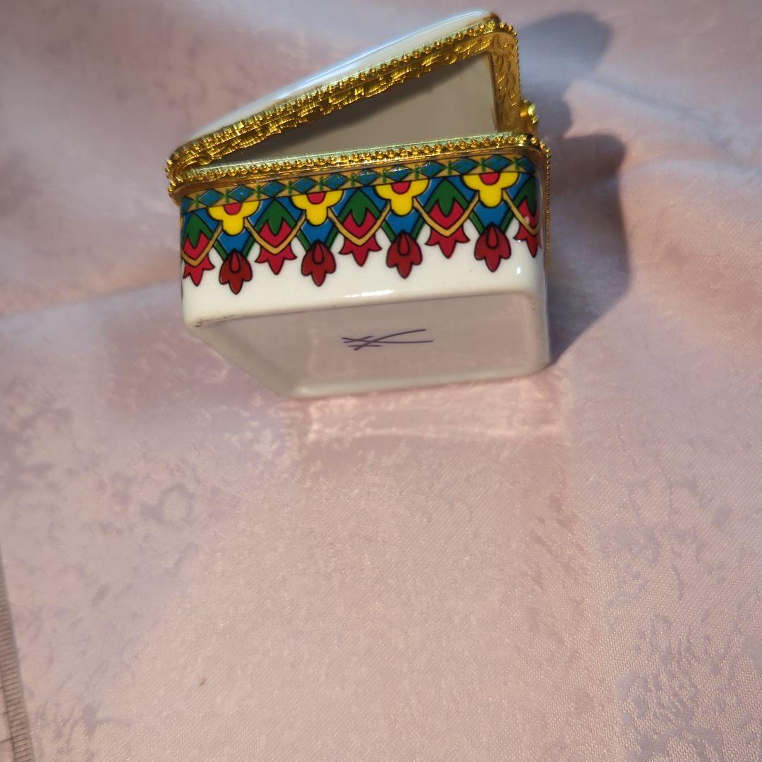 マイセン？装飾的な陶器製ピルケース