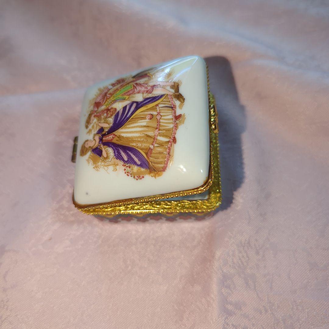 マイセン？装飾的な陶器製ピルケース