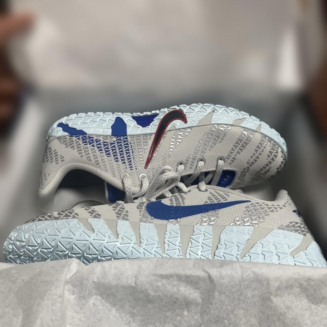 バスケットボールシューズ グレー/レッド/ブルー