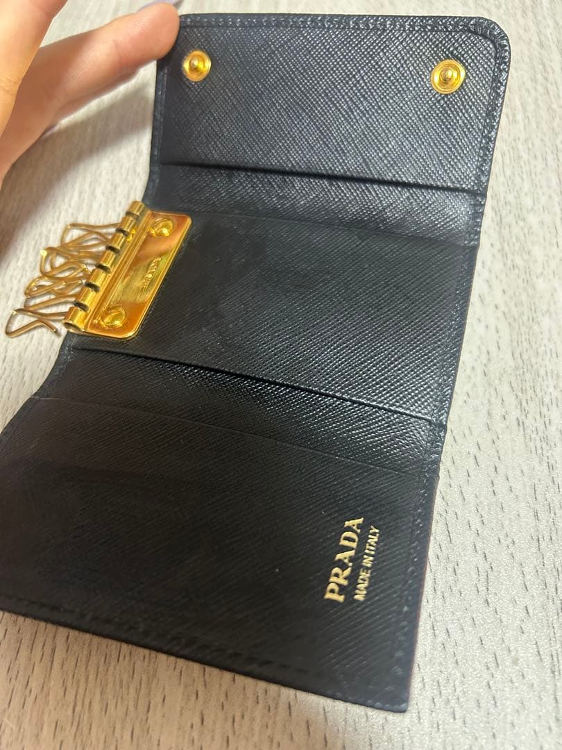 PRADA ブラック サフィアーノレザー キーケース